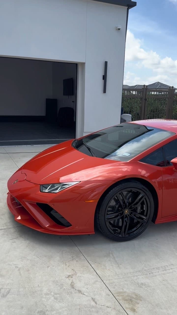 Front wing and wheel of a red Huracán after paint correction